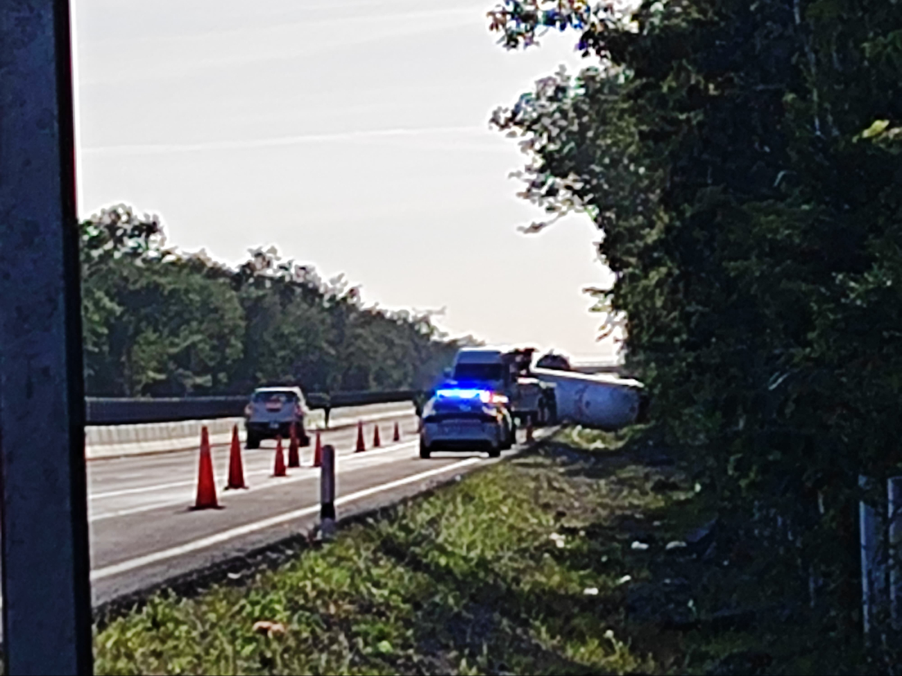 Una pipa de gas se volcó sobre la carretera Cancún a Kantunilkin.