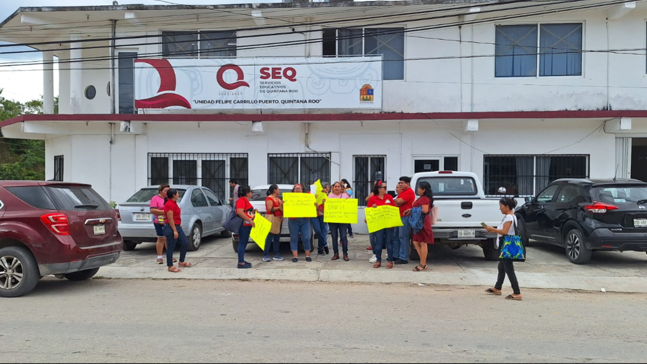 Maestras  de preescolar se manifiestan por segunda ocasión frente a la SEQ en FCP por falta de pagos