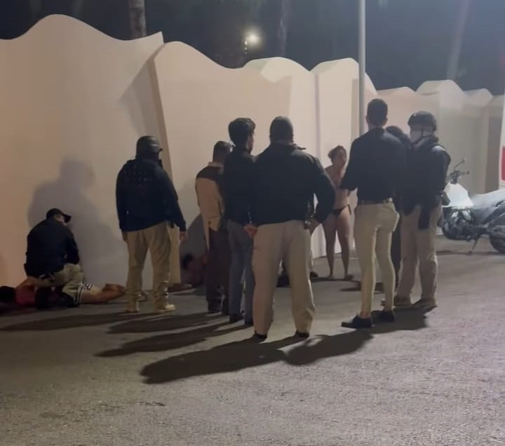 Separan de sus cargos a tres elementos de la Policía Turística tras presunta agresión a turistas  en Cancún