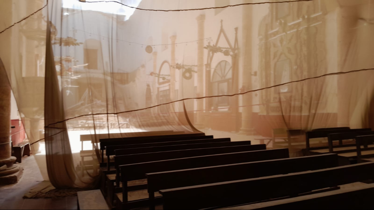 Protegen con una barrera de tela el altar de la iglesia San Luis Obispo en Calkiní