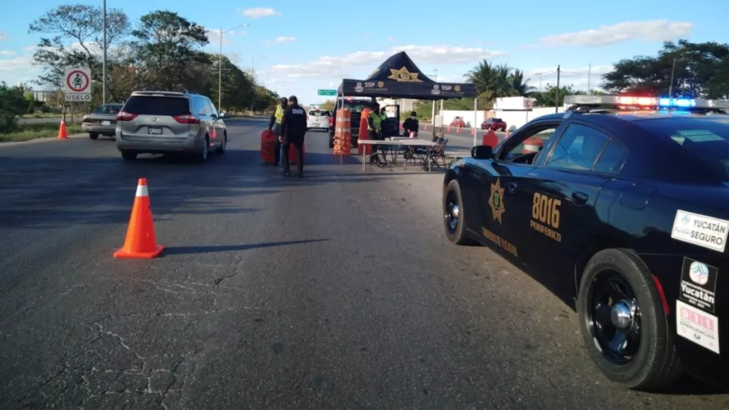 Arrestan a cuatro personas por posesión de drogas y réplicas de armas en Mérida