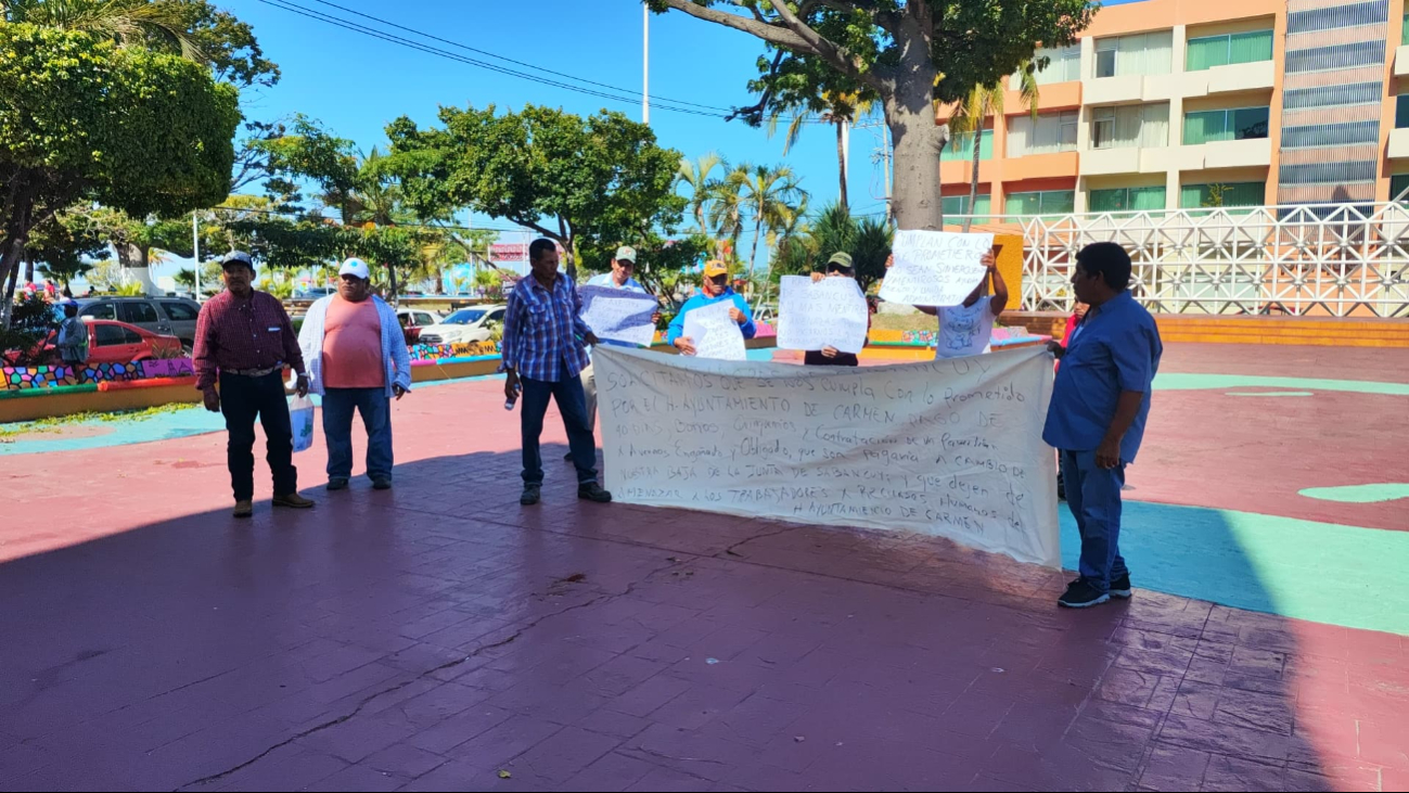 Los manifestantes exigen el pago de liquidación, quinquenios y otros bonos pendientes