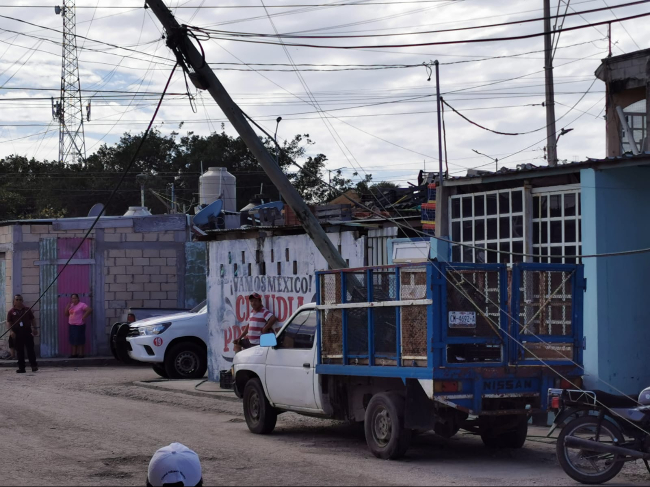 Camión de agua en Carmen derriba postes y causa daños a camioneta