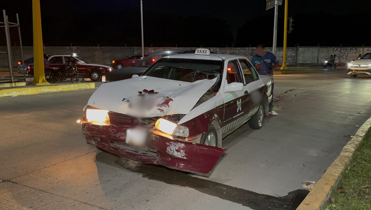 Tanto el taxi como la motocicleta sufrieron daños matyeriales