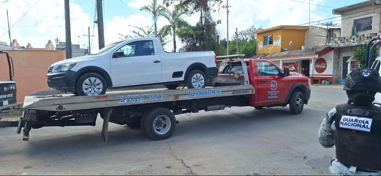 Con apoyo de una grúa se realizó el retiro del vehículo