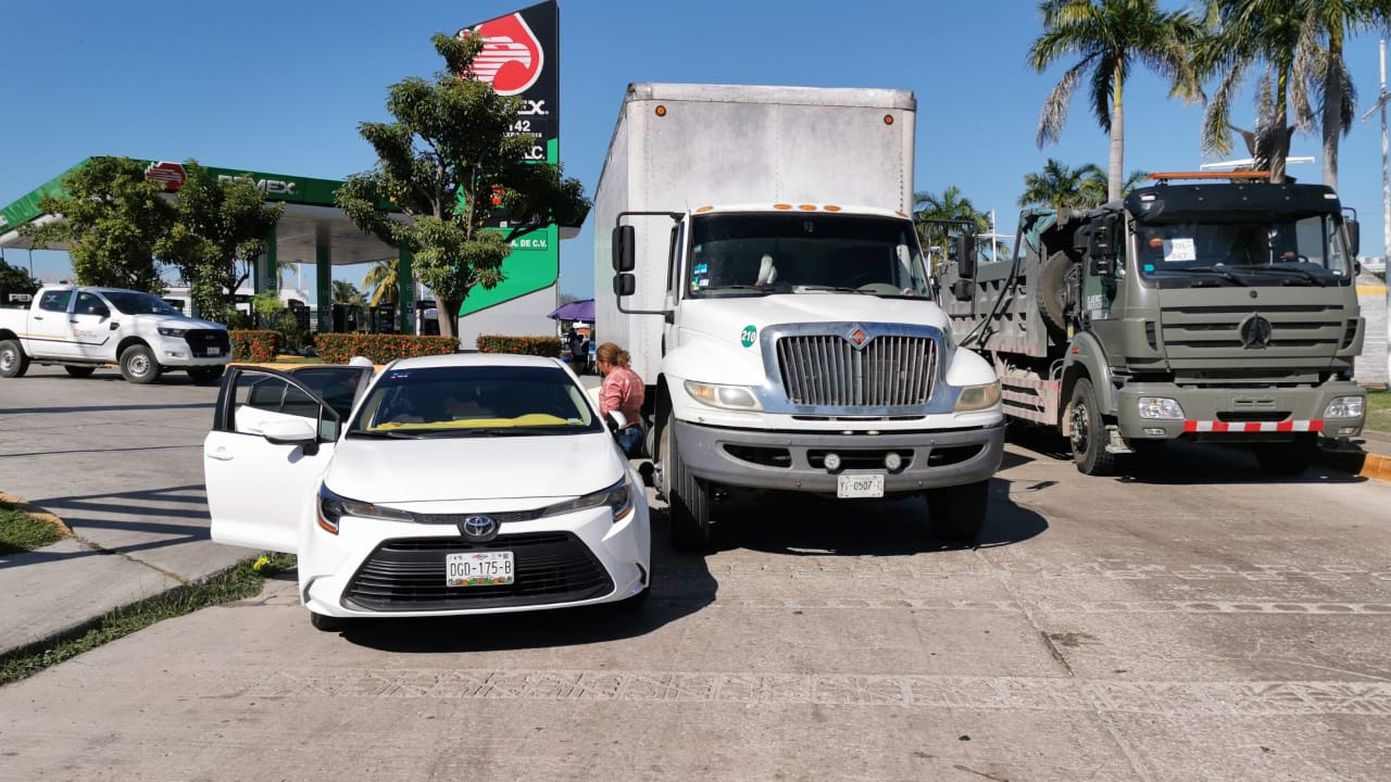 La conductora del automóvil Toyota intentó ganarle el paso al camión al salir de una gasolina