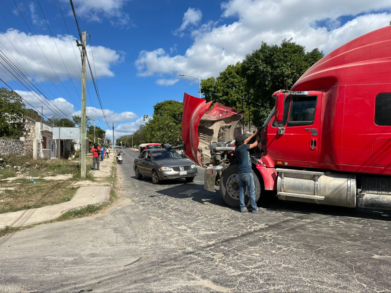 Tráiler con 30 toneladas de maíz sufre falla mecánica en la colonia Santa Cruz