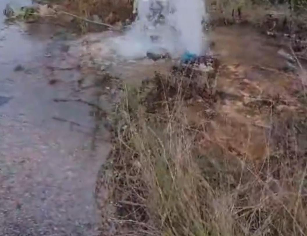 Una fuga de agua ha ocasionado pérdidas de cientos de litros.