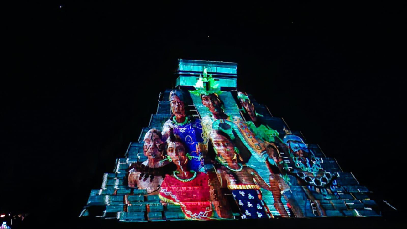 Castillo de Kukulcán se ilumina en homenaje a Felipe Carrillo Puerto y a la comunidad maya.