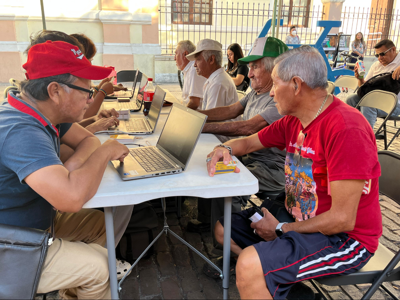 Este sábado 4 de enero, comenzó el canje de tarjetas Va y Ven de tarifa social para adultos mayores