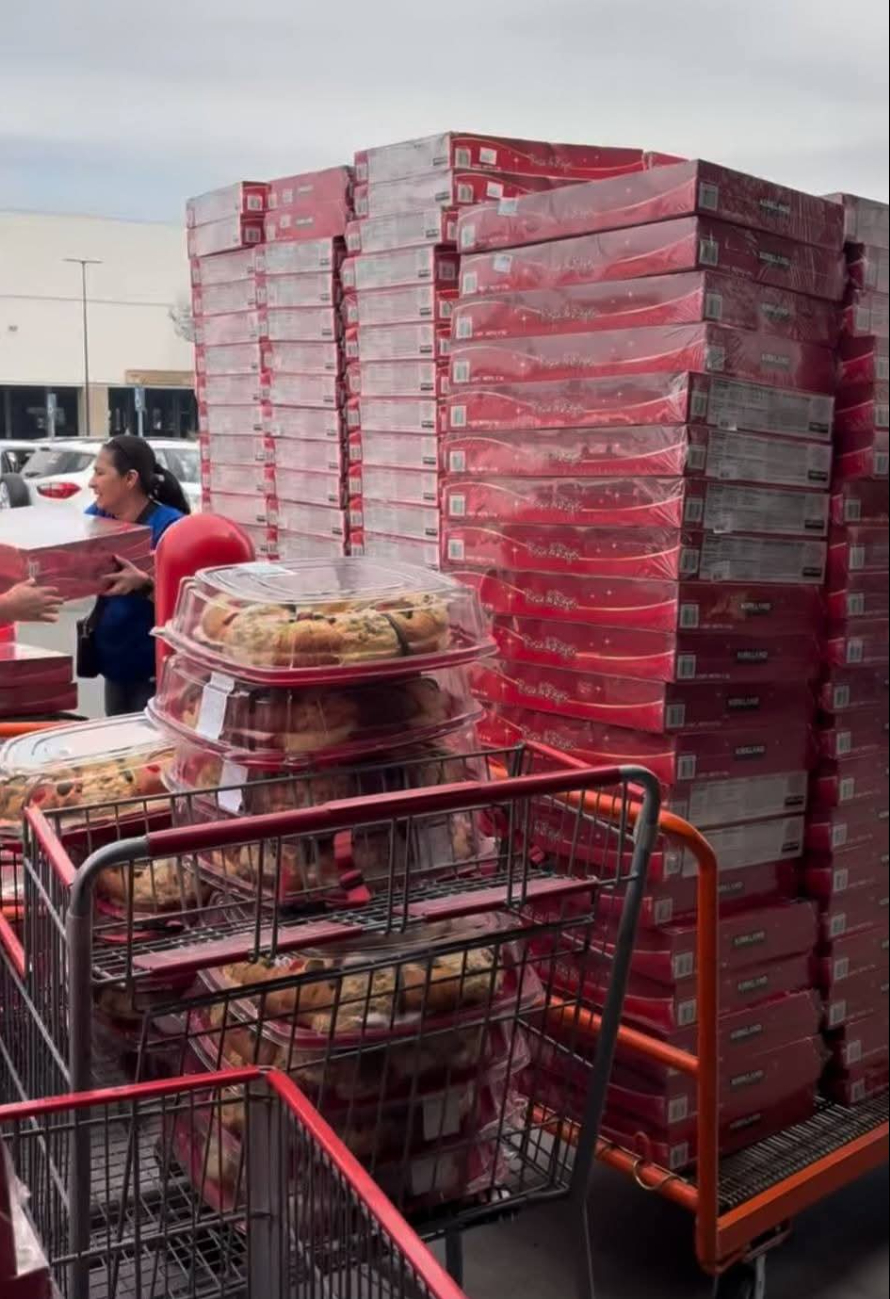 Revendedora lleva tráiler a Costco para llenarlo de roscas