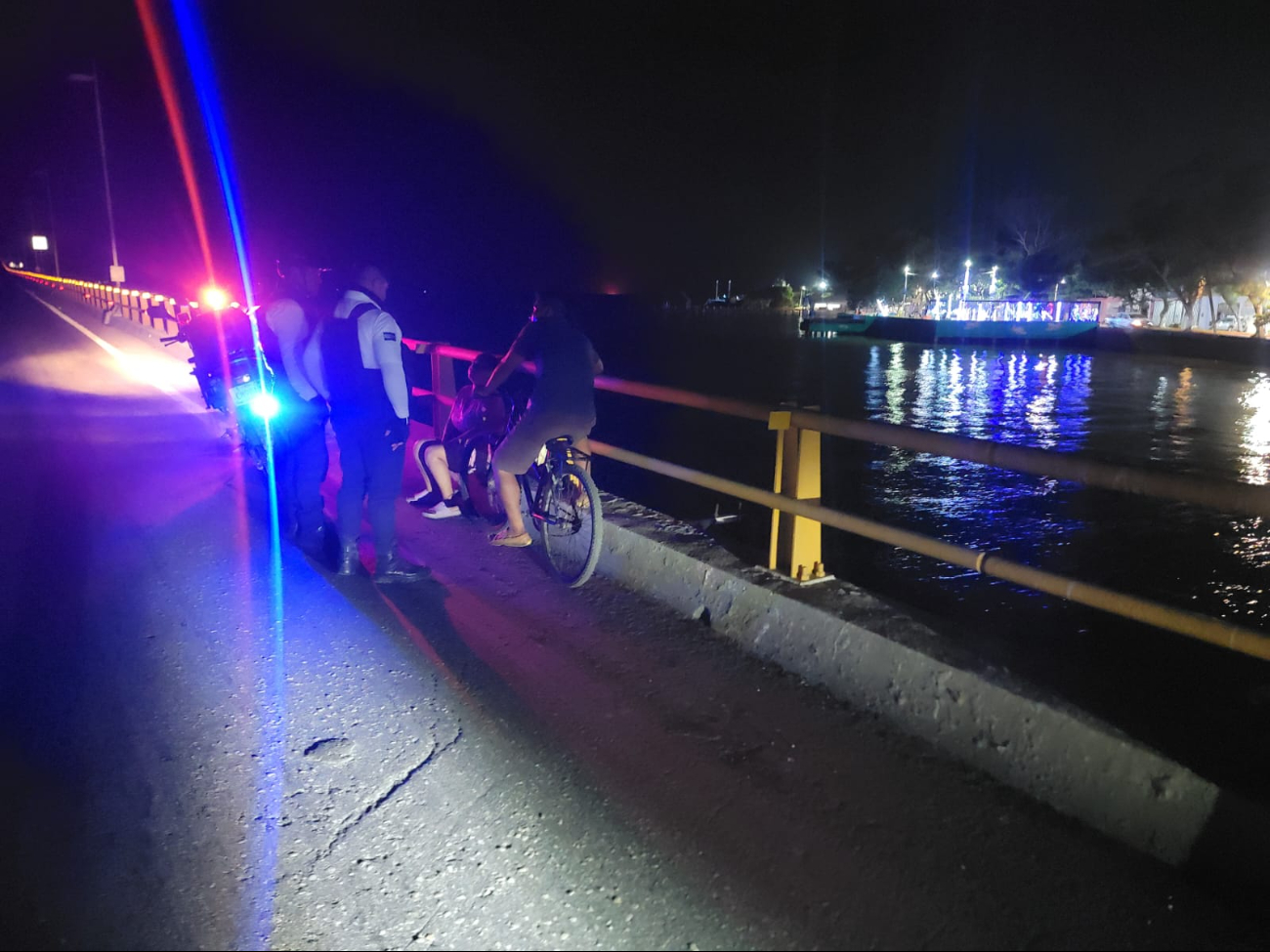 Policías evitan tragedia en Puente Zacatal; salvan a mujer con crisis emocional