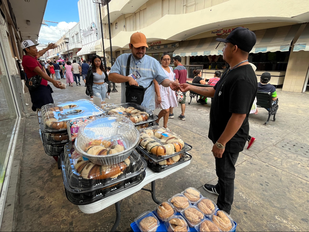 Miembros de la agrupación Drogadictos Anónimos A.C. han iniciado la tradicional venta de Roscas de Reyes