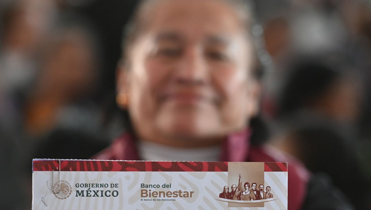 Mujeres de 63 y 64 años de edad recibieron en Huauchinango sus tarjetas de Bienestar