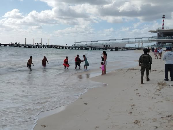 Debido a la rápida acción de los rescatistas, se evitó que la niña fuera llevada más al fondo del mar