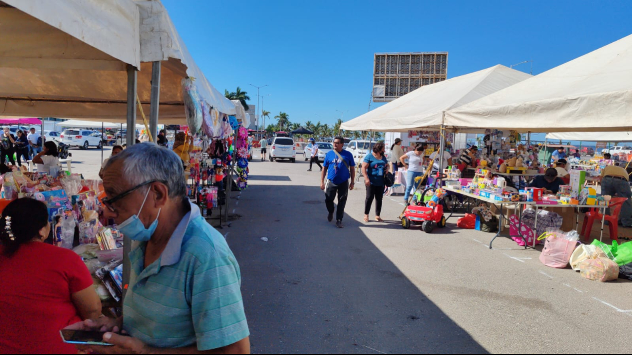 En el Paseo de Reyes de Campeche se ofrecen juguetes, ropa y dulces