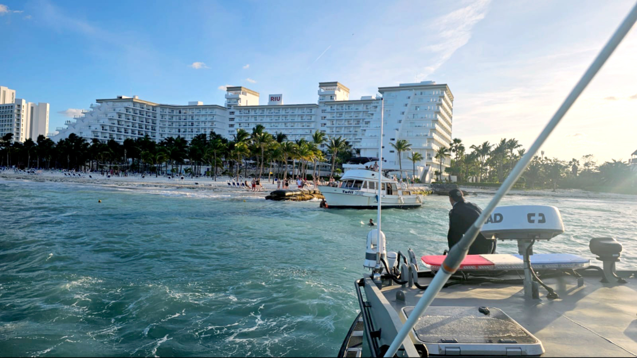 Rescatan a familia de turistas   al quedar varados en un yate en Cancún