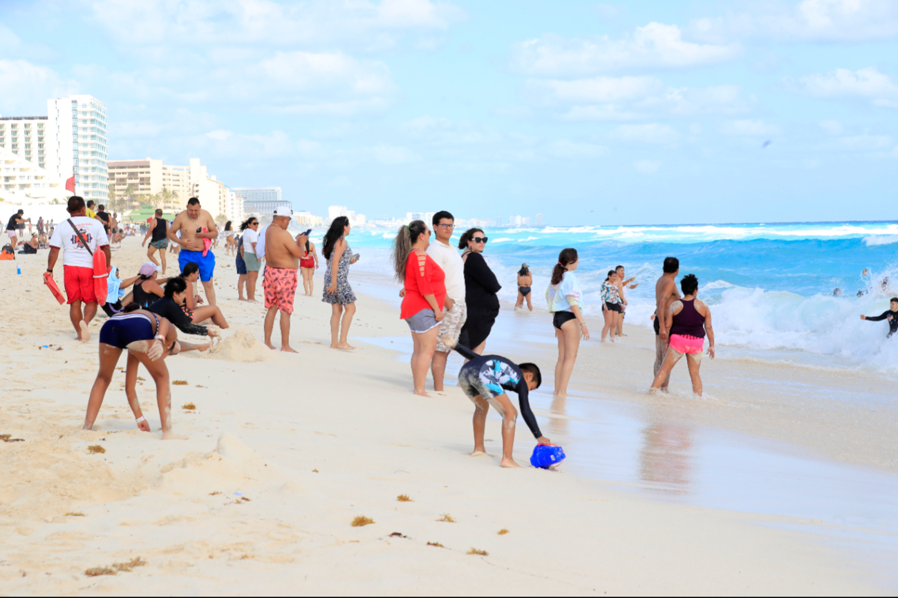 Mientras unos admiraban el mar turquesa, otros visitantes hacían fila para retratarse en el parador fotográfico de Cancún