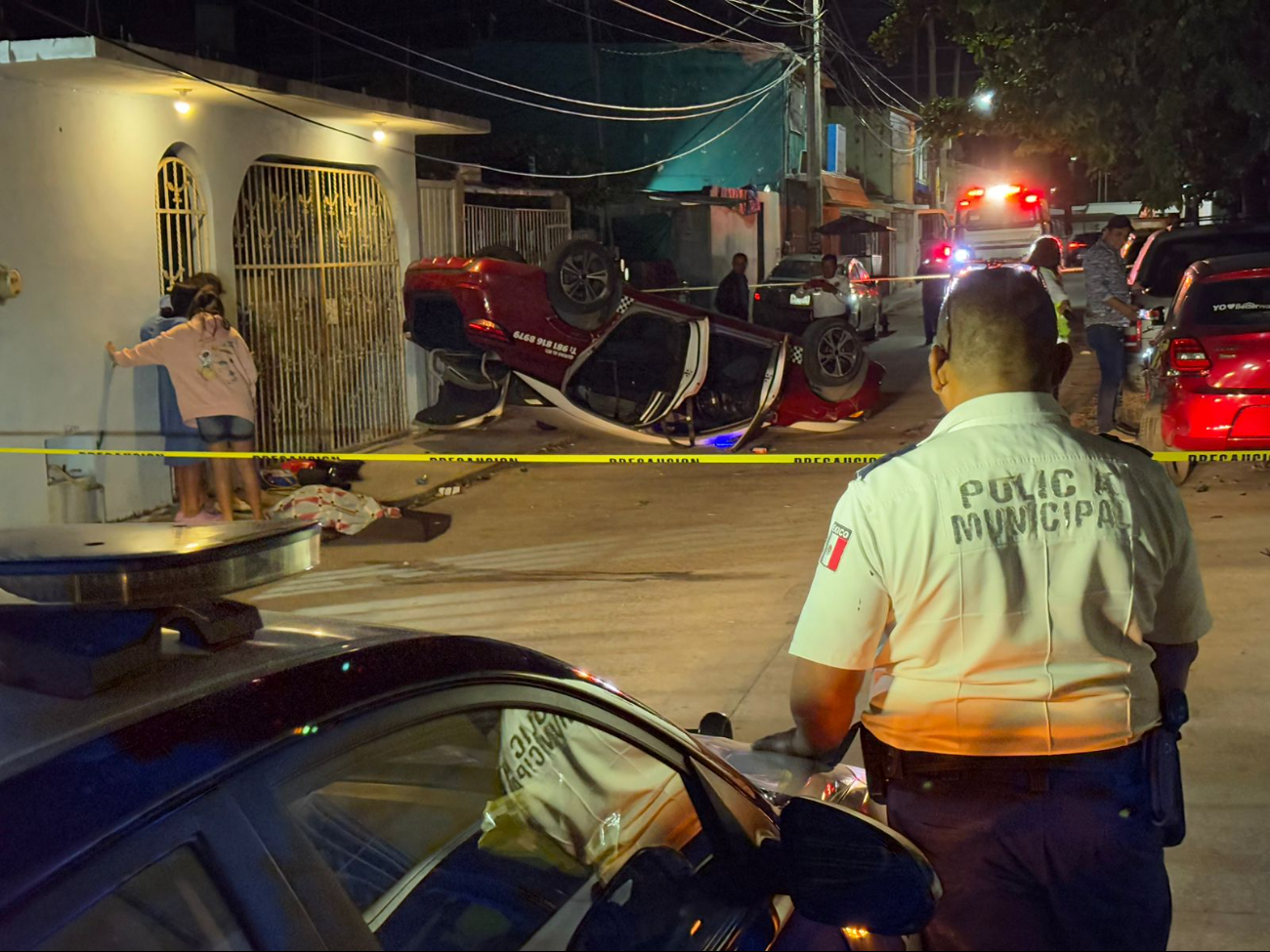 Vuelca taxi con una pasajera en Ciudad del Carmen