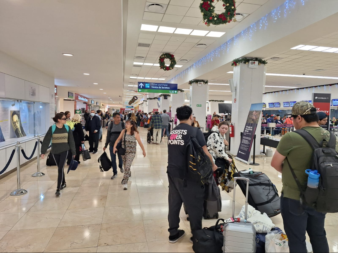 Mujer recupera su cartera tras olvidarla en el baño del aeropuerto de Mérida