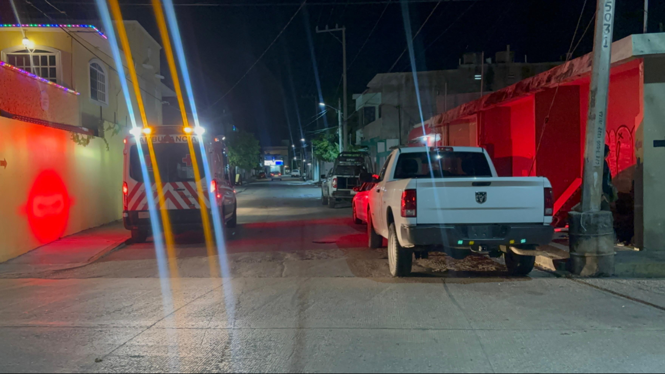 Autoridades forenses acudieron al domicilio tras el reporte de un suicidio