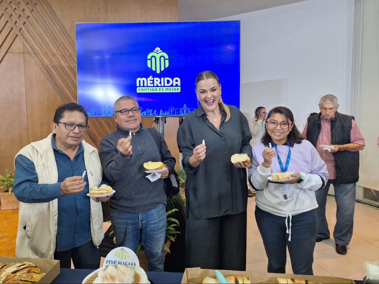 Cecilia Patrón también partió rosca con los presentes en su conferencia