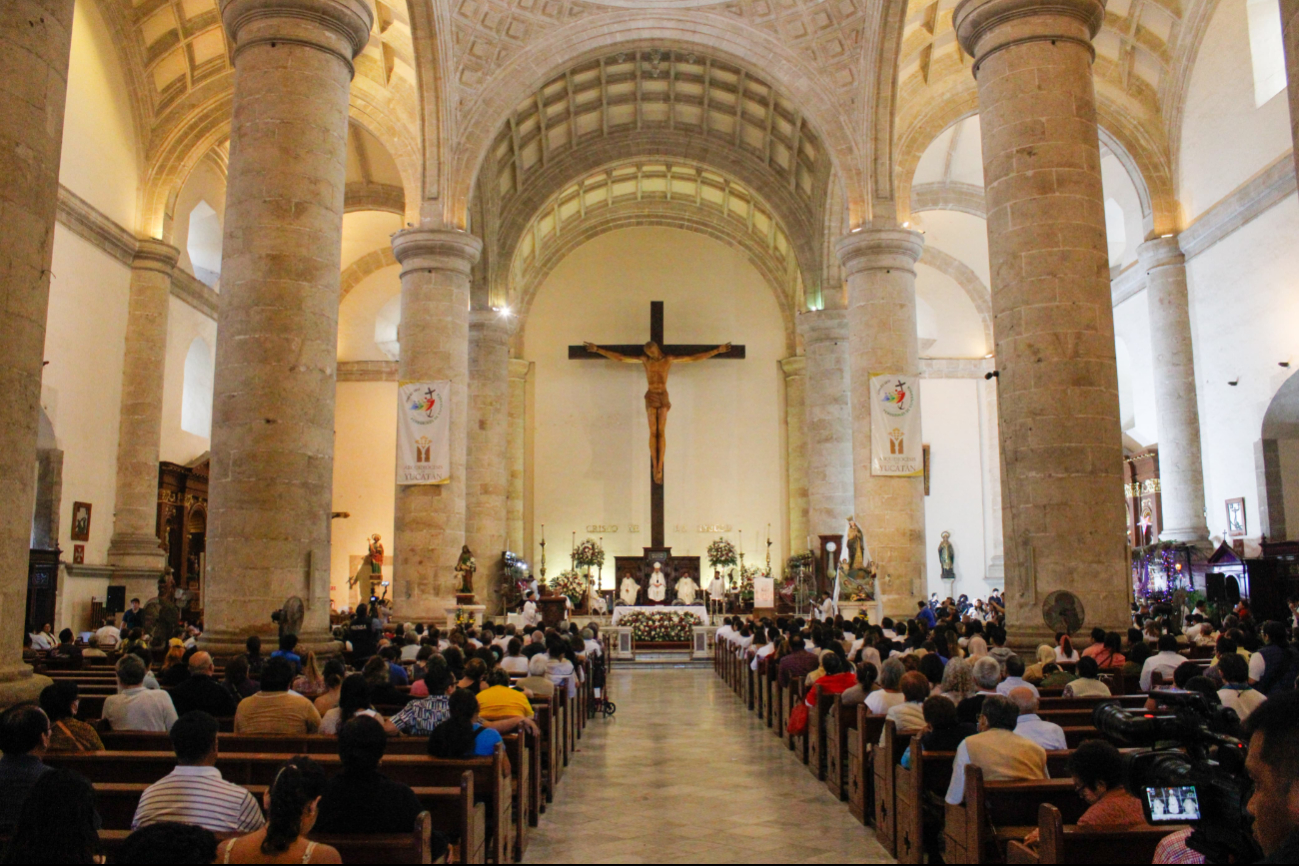 Realizan misa en la Catedral de San Idelfonso por el aniversario 483 de la fundación de Mérida