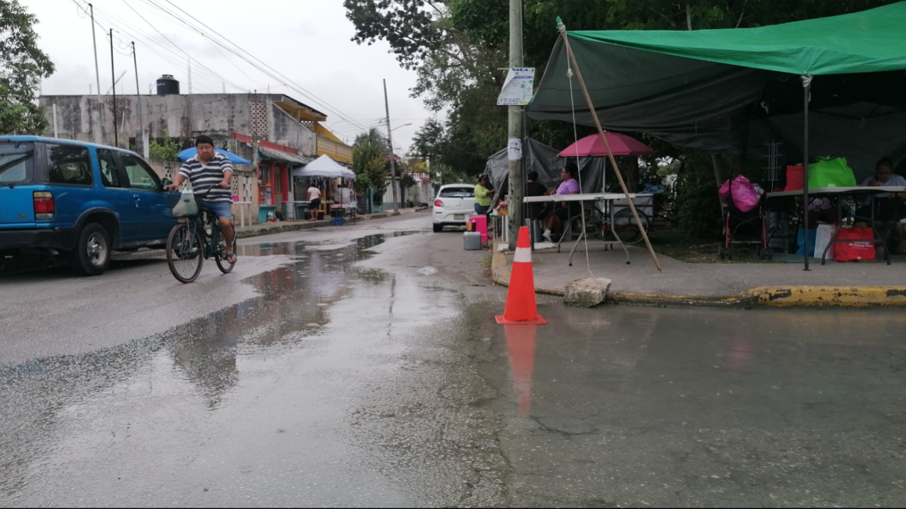 Fugas de aguas negras causan molestias a vecinos de la SM 91 de Cancún