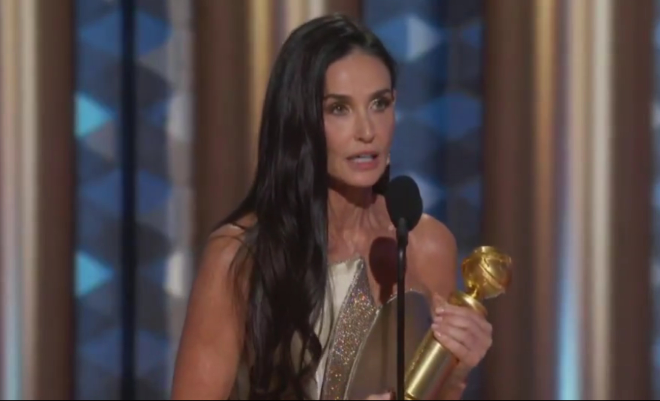 Demi Moore da emocional discurso tras ganar en los Globo de Oro.