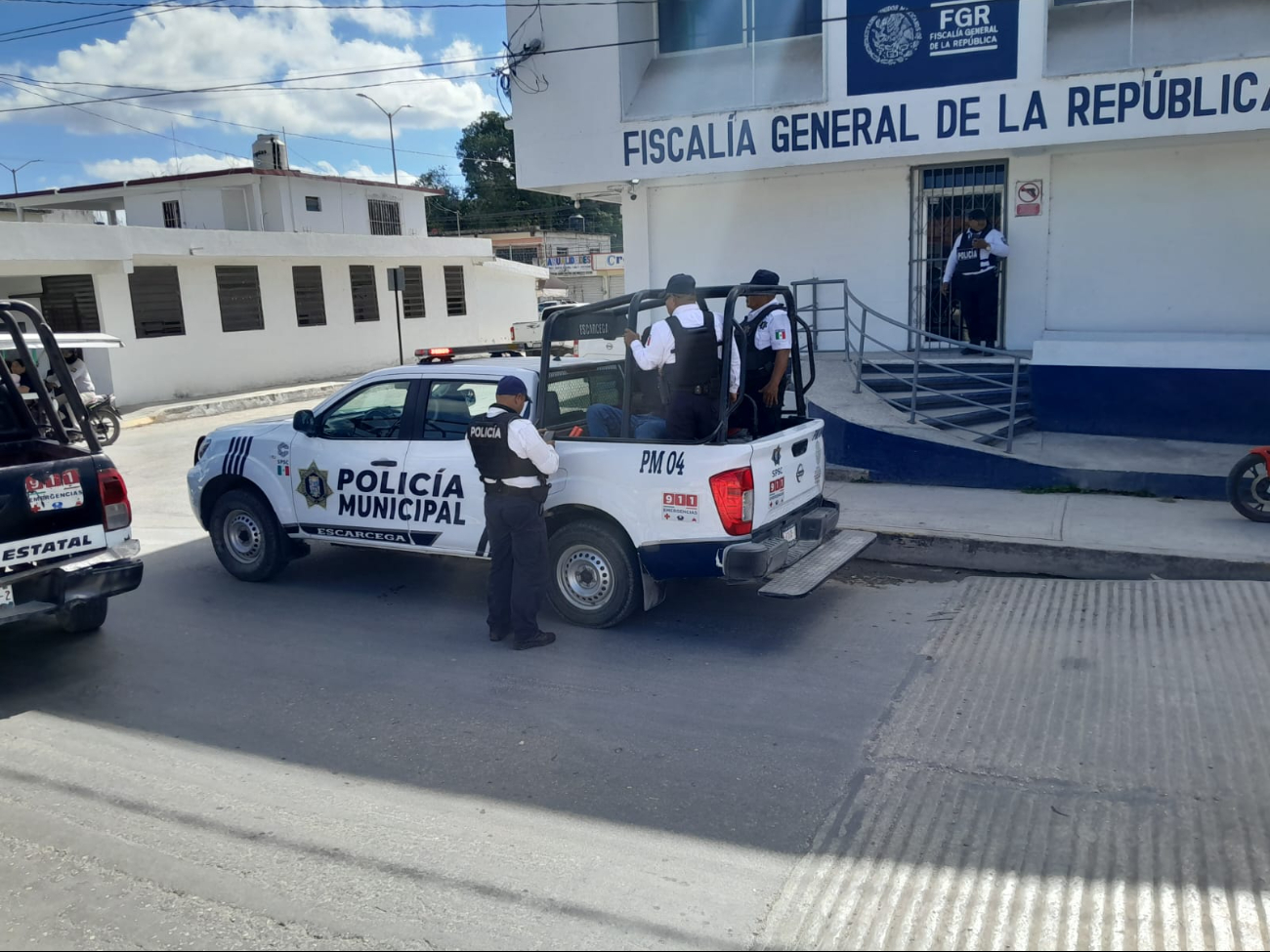 Detienen a dos por amenazar a una familia con un arma de fuego en Escárcega