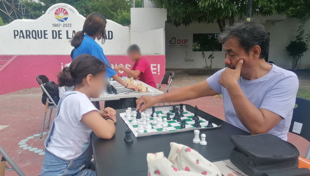 En el Parque de la Unidad, niños se reunieron para aprender a jugar ajedrés