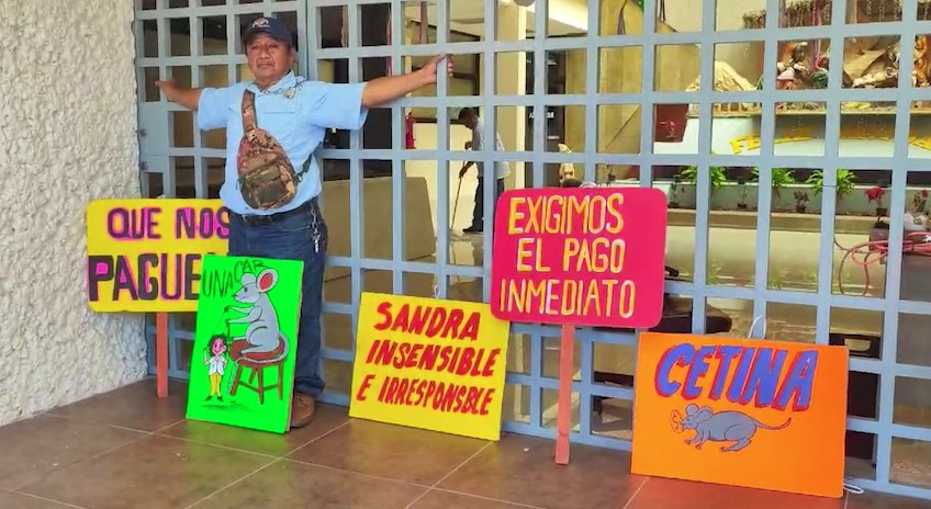 Jubilado se encadena en  la Universidad de Ciudad del Carmen por falta de pago