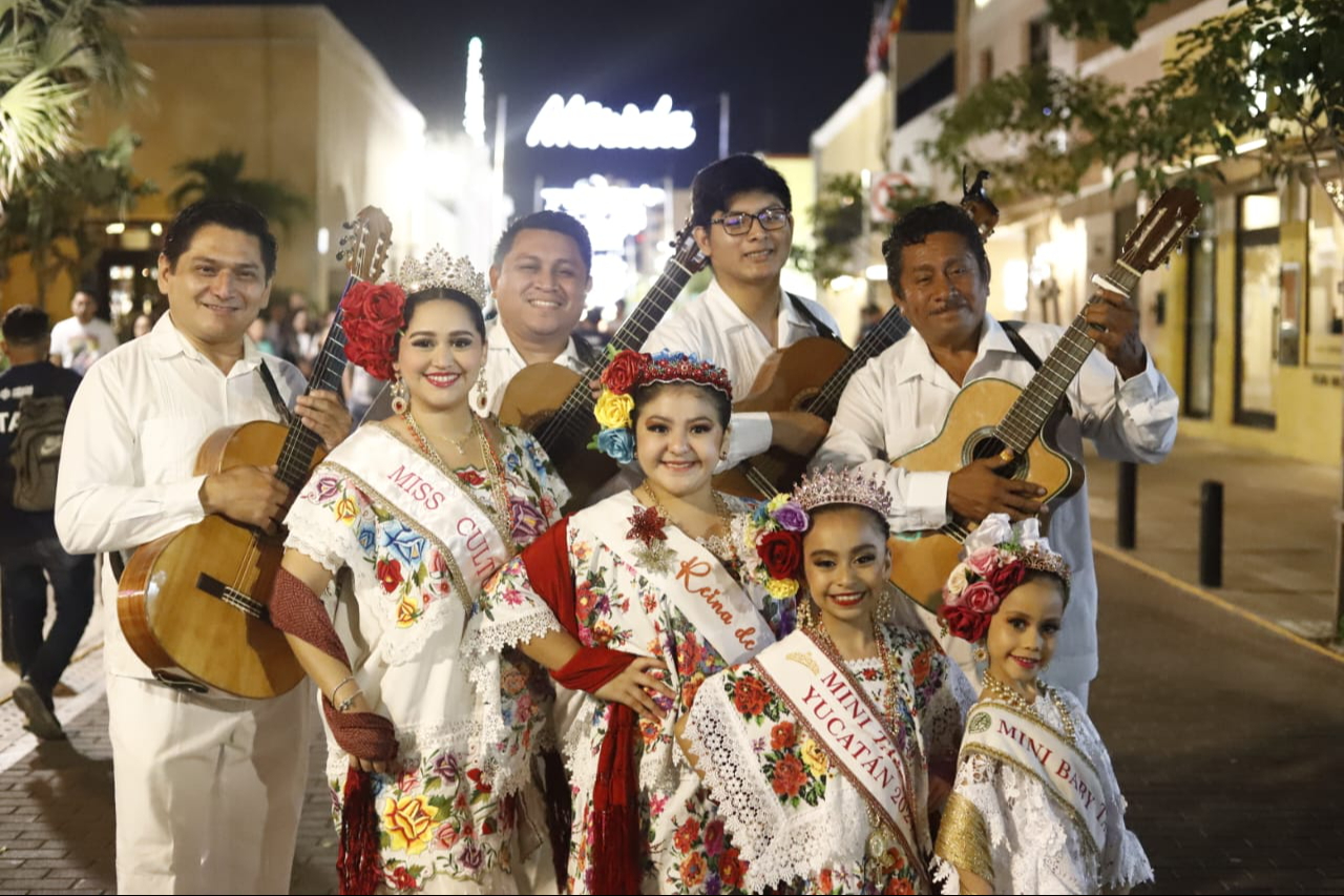 Los trajes típicos engalanaron los festejos en Mérida