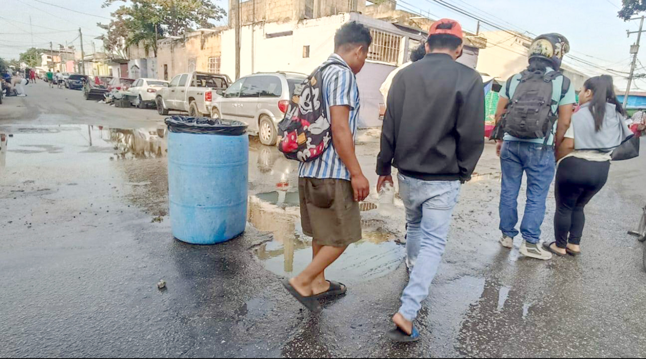 Vecinos de Cancún reportan inundaciones en domicilios por fugas de aguas negras