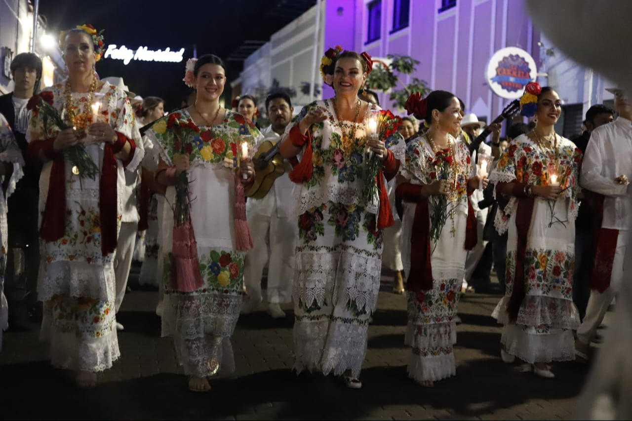 Trovadores y decenas de personas salen a las calles del Centro Histórico a celebrar el 483 aniversario