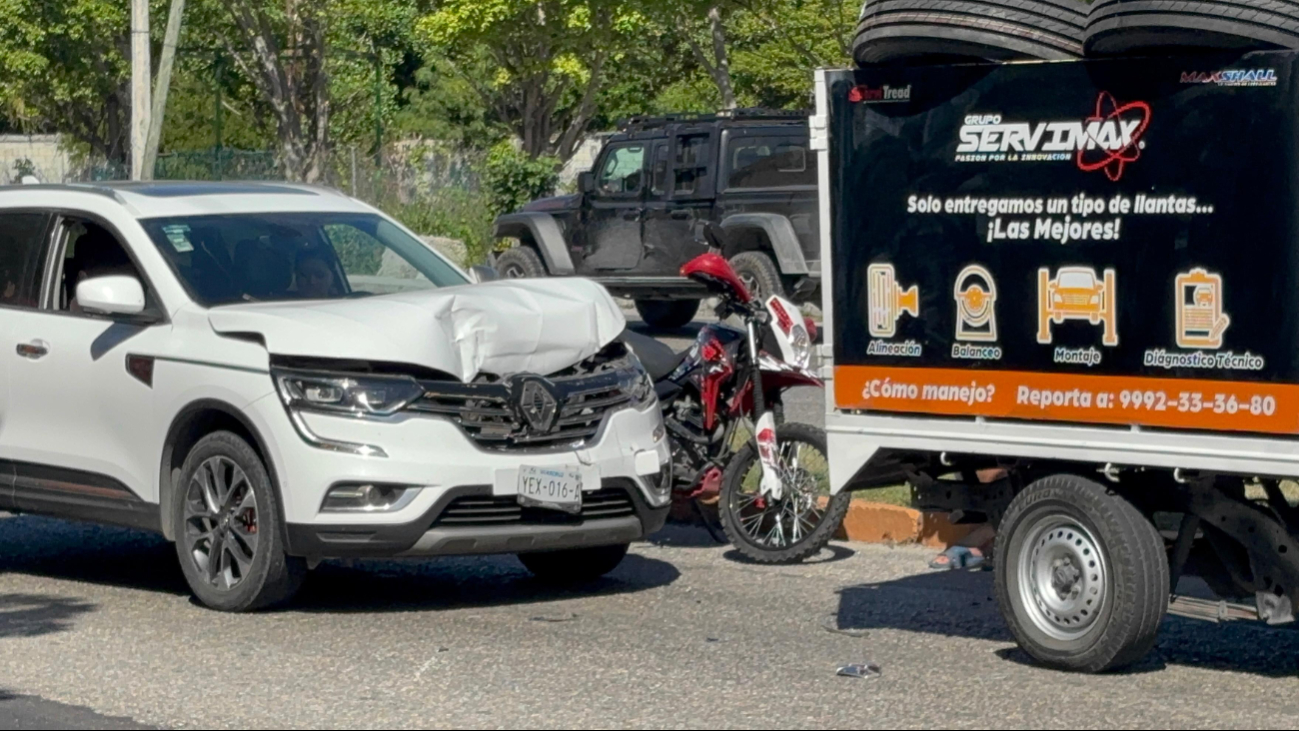 Fuerte choque entre camionetas genera caos vial en Ciudad del Carmen