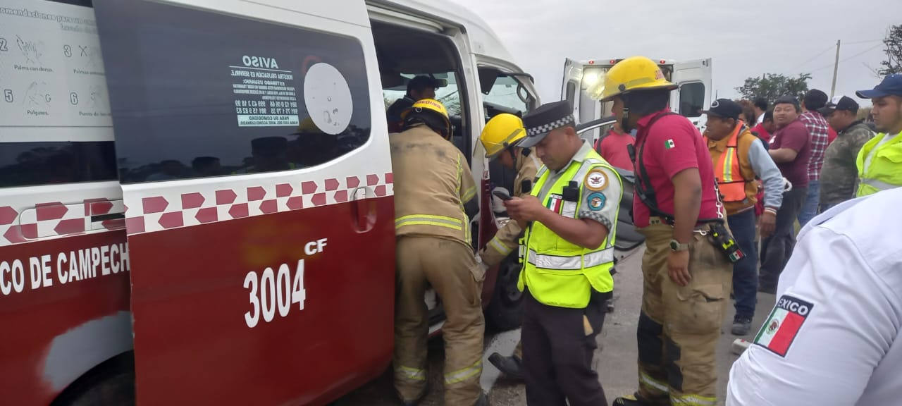 Confirman 10 lesionados tras choque de combi y camioneta en Tenabo