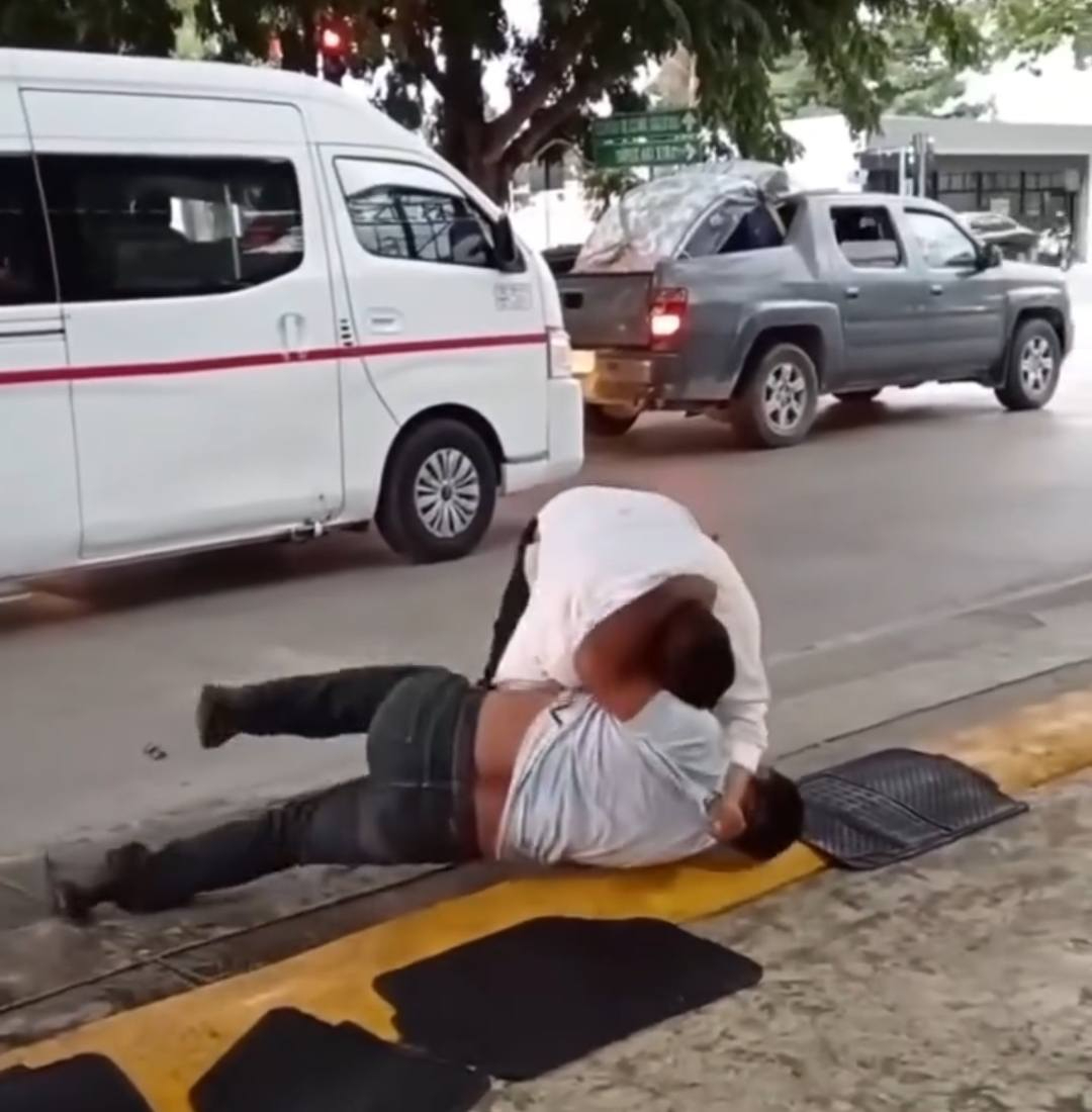 Ambos choferes terminaron sobre el pavimento