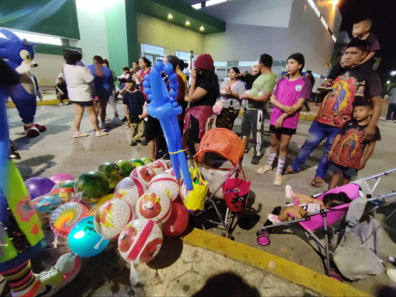 Voluntarios llevan alegría y esperanza a pacientes de un hospital en Cancún durante el Día de Reyes