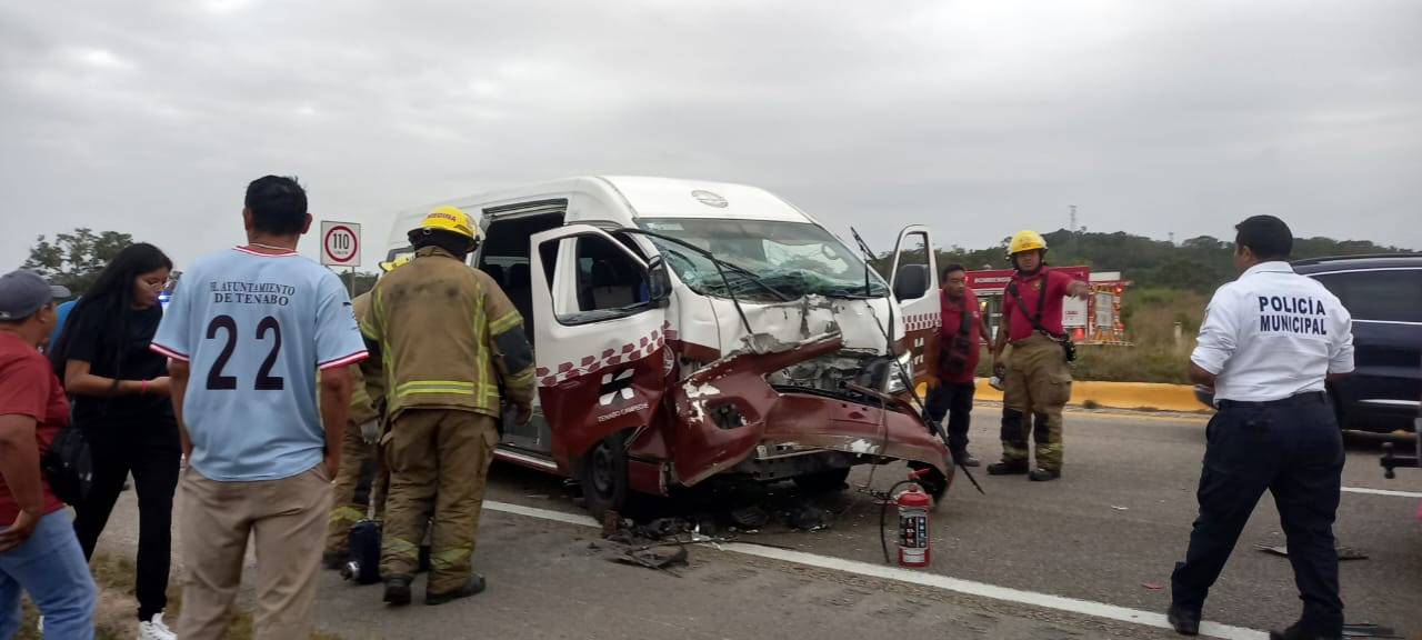 El taxi colectivo presentó graves daños en el choque