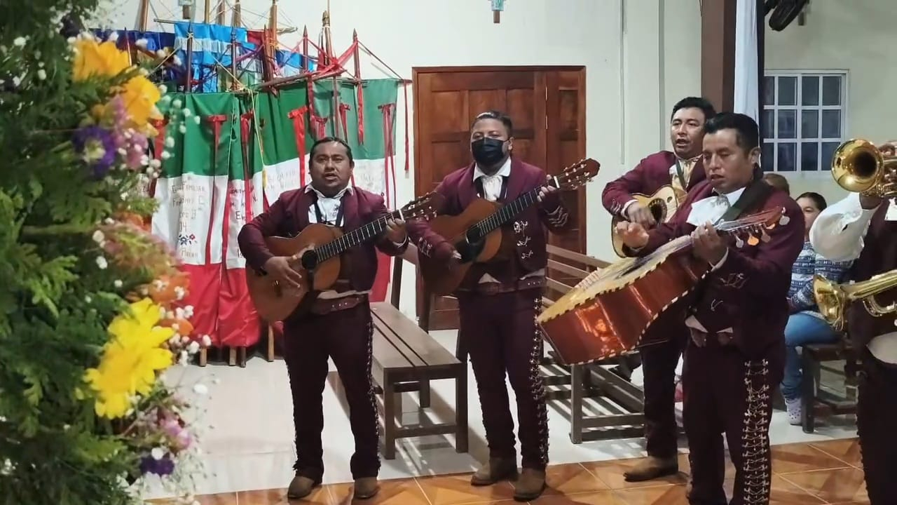 En Isla Arena, con mariachis les cantaron las Mañanitas