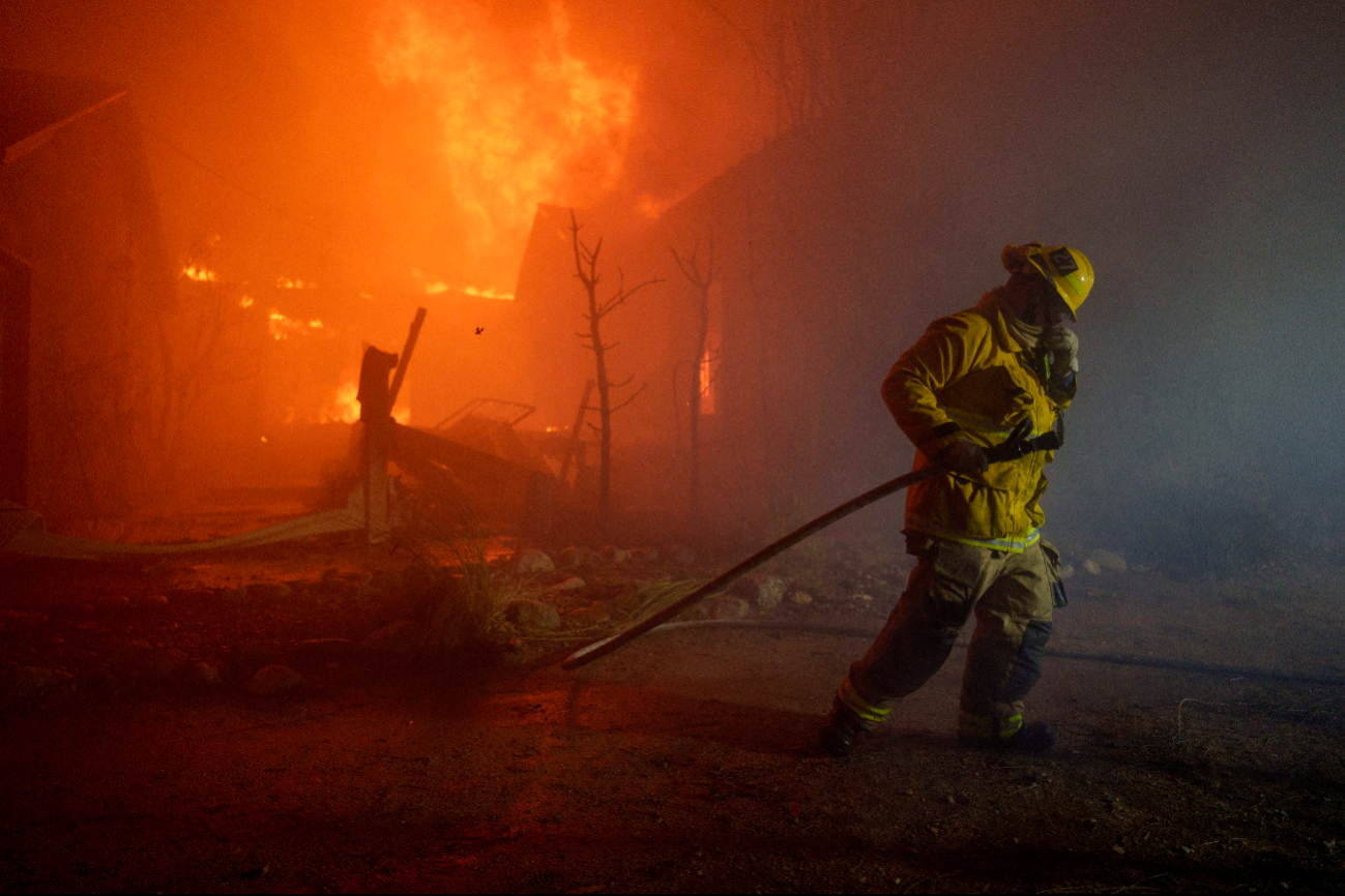 Incendio en Los Angeles, en el barrio Pacific Palisades, forzó evacuación de 30 mil residentes.