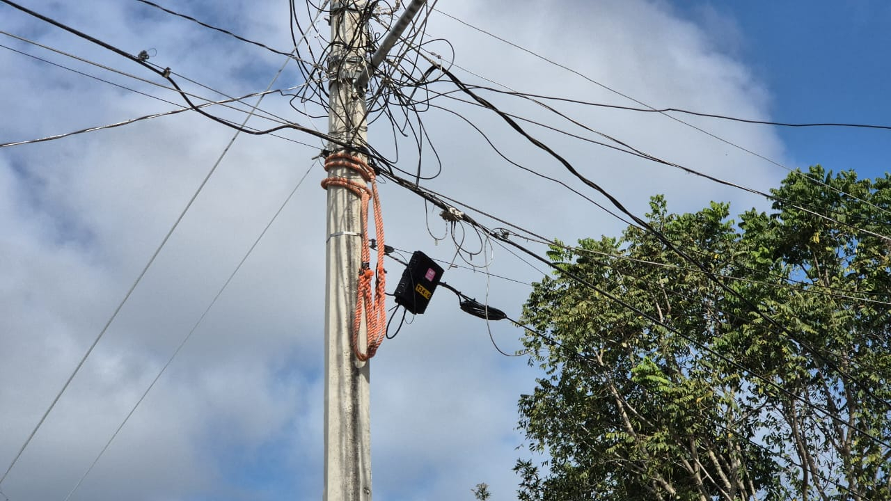  Hombre termina grave al caer de un poste de la CFE en Champotón