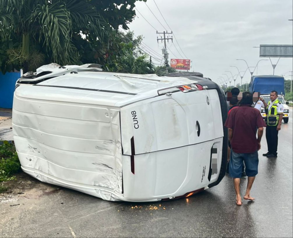 La unidad blanca quedó de laso a un costado de la avenida