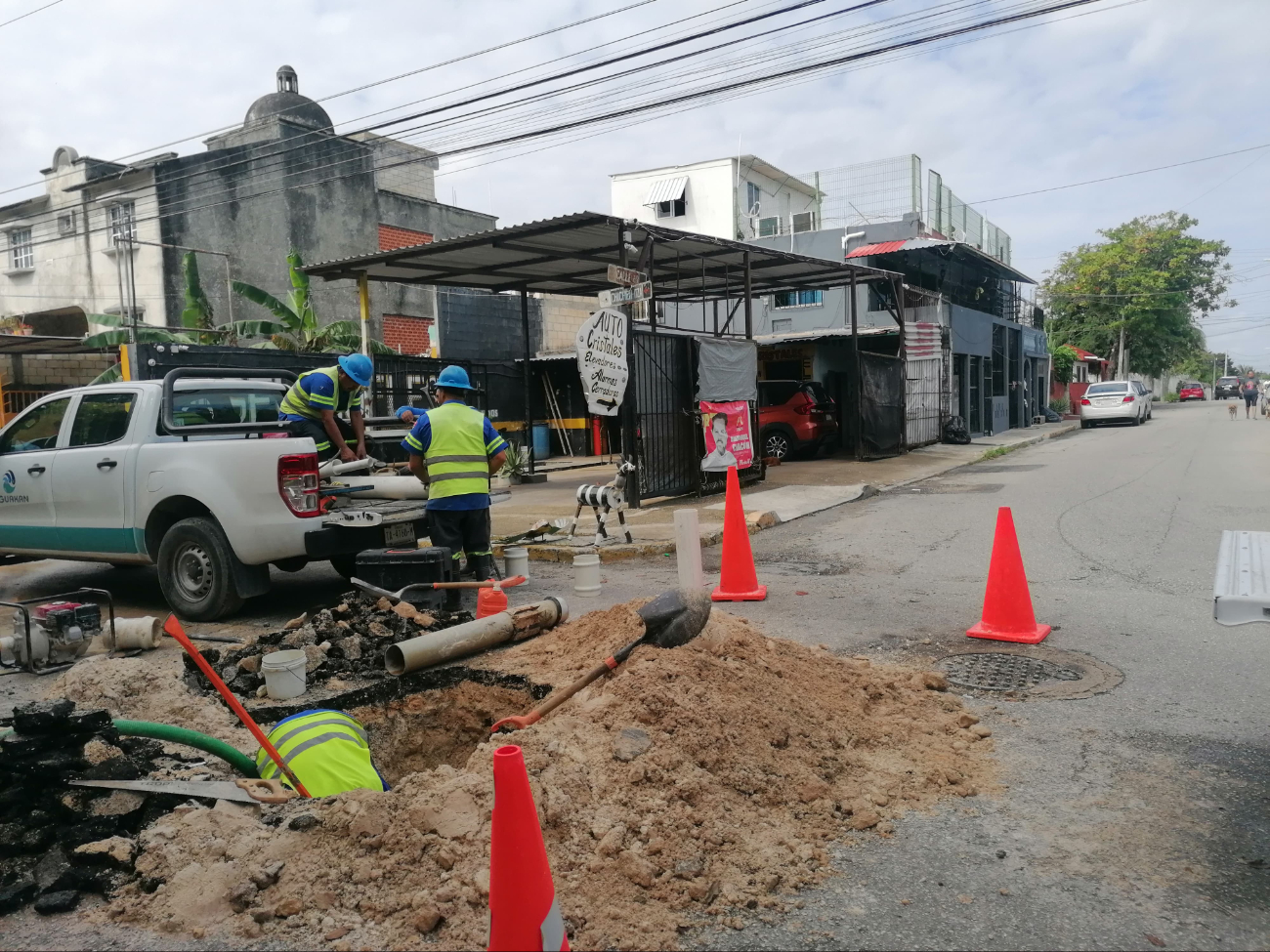 Aguakan atiende baches en la avenida Chichen-Itzá de Cancún