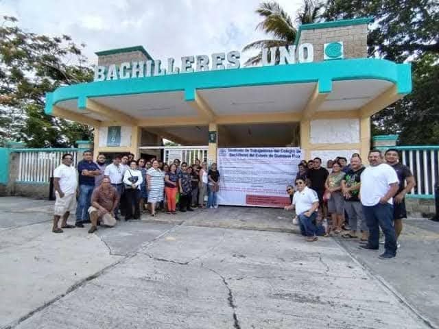 Trabajadores de nivel bachillerato, pertenecientes al Sitacobaqroo exigen pagos del año pasado.