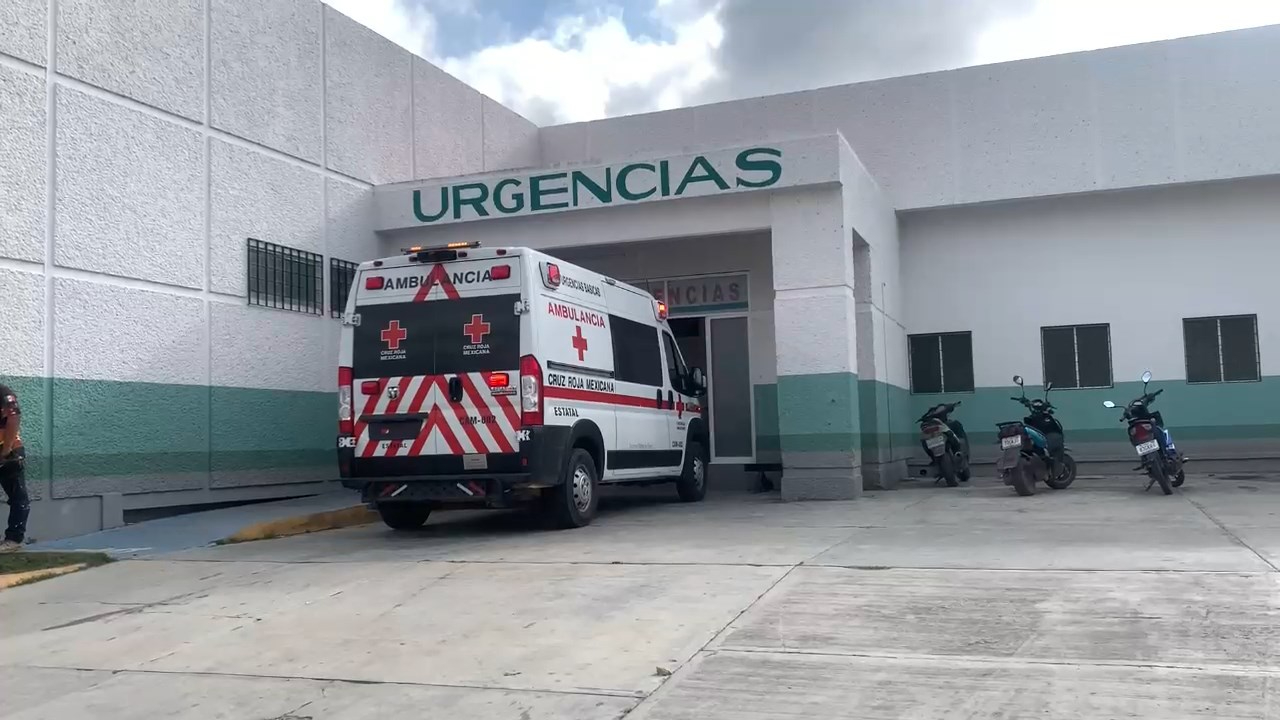 Tras el incidente, paramédicos de la Cruz Roja lo trasladaron en estado crítico al hospital IMSS-Bienestar