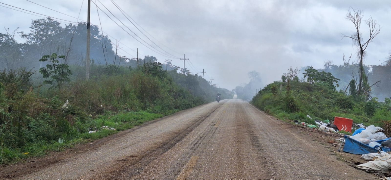 El humo obstaculiza la visibilidad en la carretera, incrementando el riesgo de accidentes