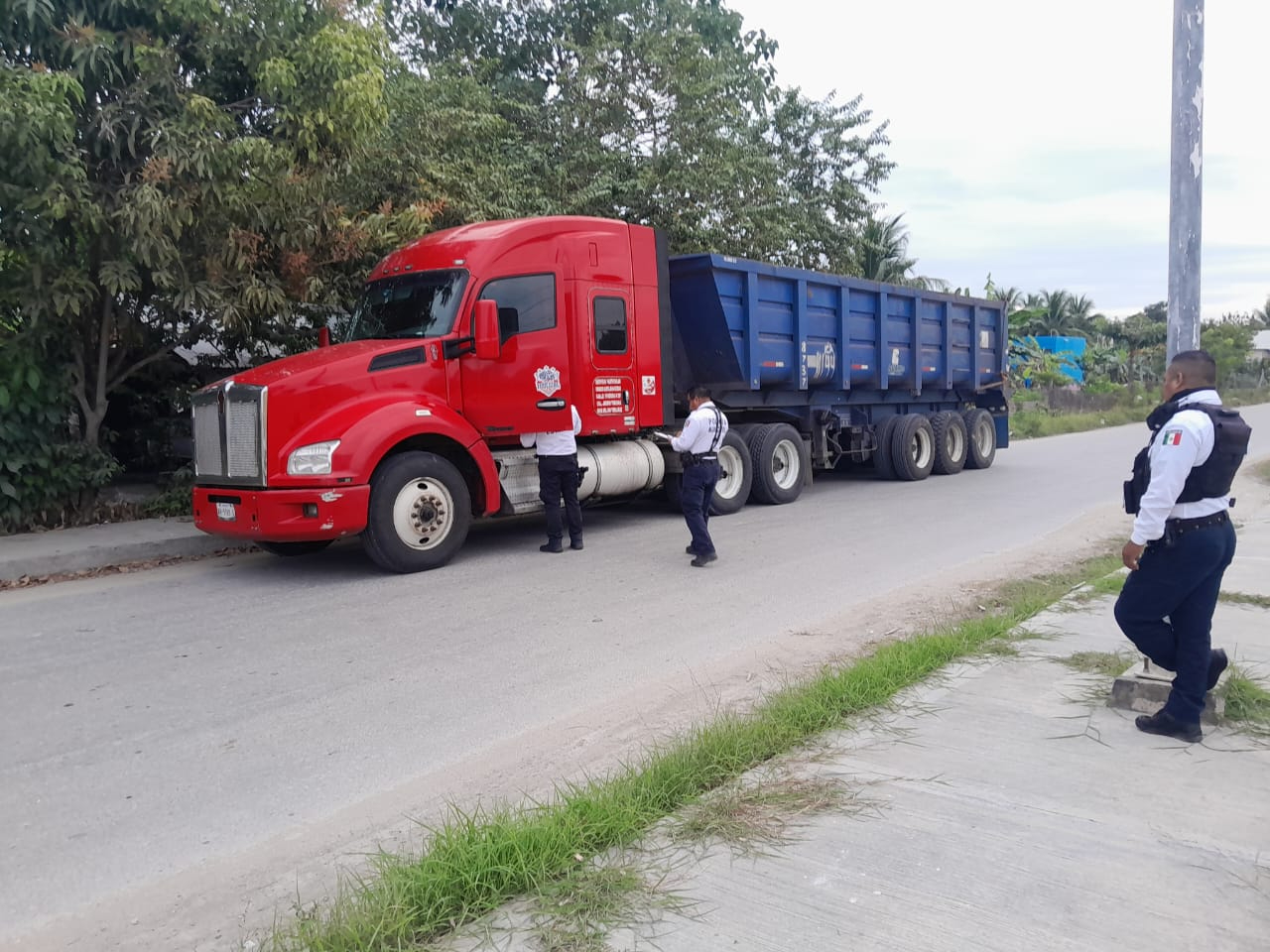 Elementos de la SPSC aseguraron un tráiler robado procedente de Veracruz en Escárcega