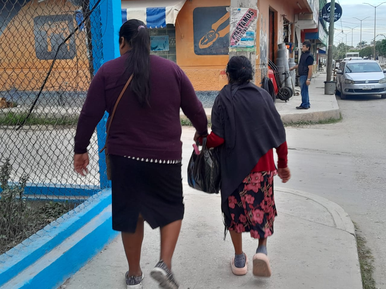 Esta mañana, los habitantes sacaron sus abrigos debido a las bajas temperaturas y fuertes vientos